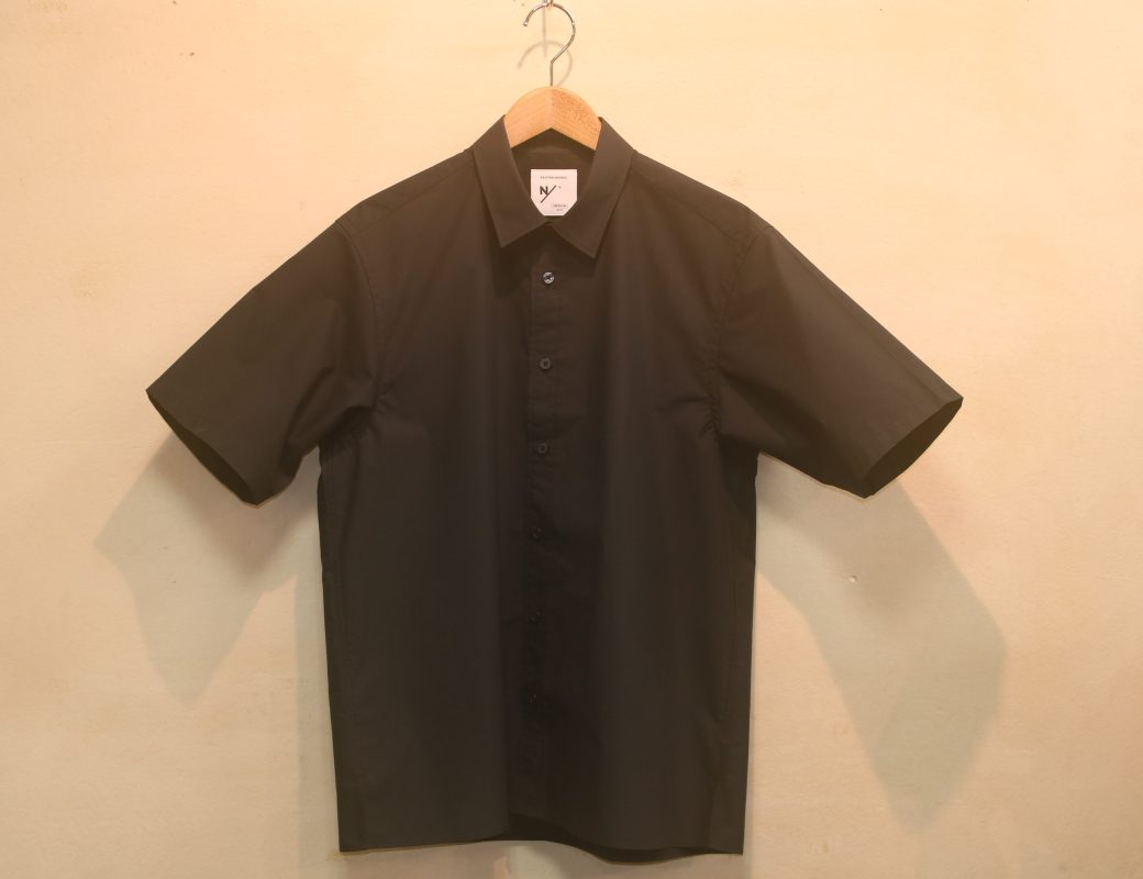 NEUTRALWORKS.  SHORT SLEEVE SMART BROAD